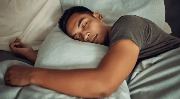 persona durmiendo mejor con temperatura ideal al dormir