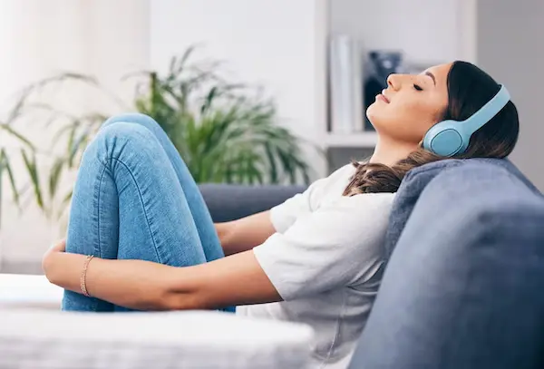 persona tranquila escuchando música relajante