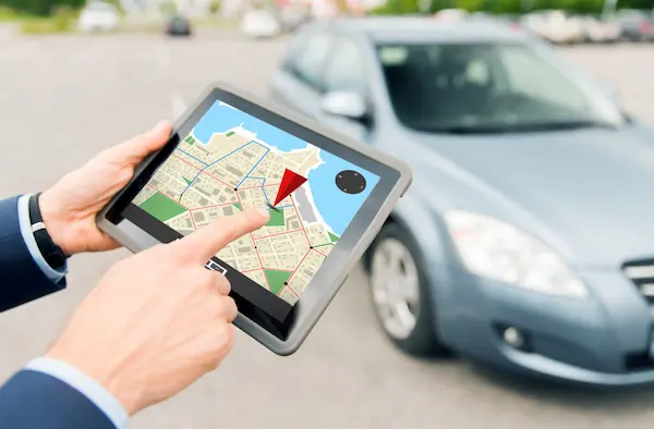 dispositivo GPS vehicular mostrando ubicación en tiempo real