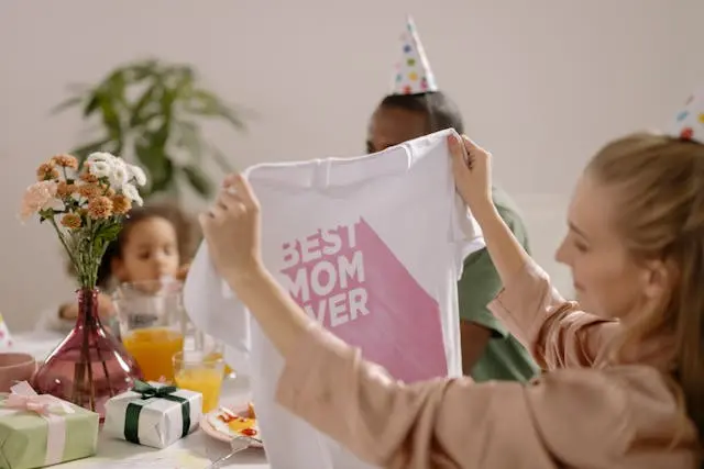 mujer con regalo del dia de las madres
