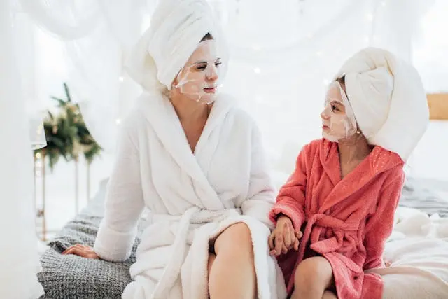 una mamá con su hija en dia de spa