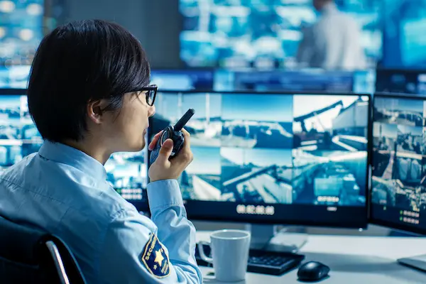 qué significa monitorear en sistemas de seguridad modernos videovigilancia control de accesos cámaras inteligentes seguridad electrónica