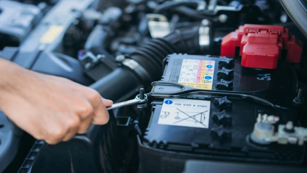 ¿Por qué es importante desconectar correctamente una batería de auto?