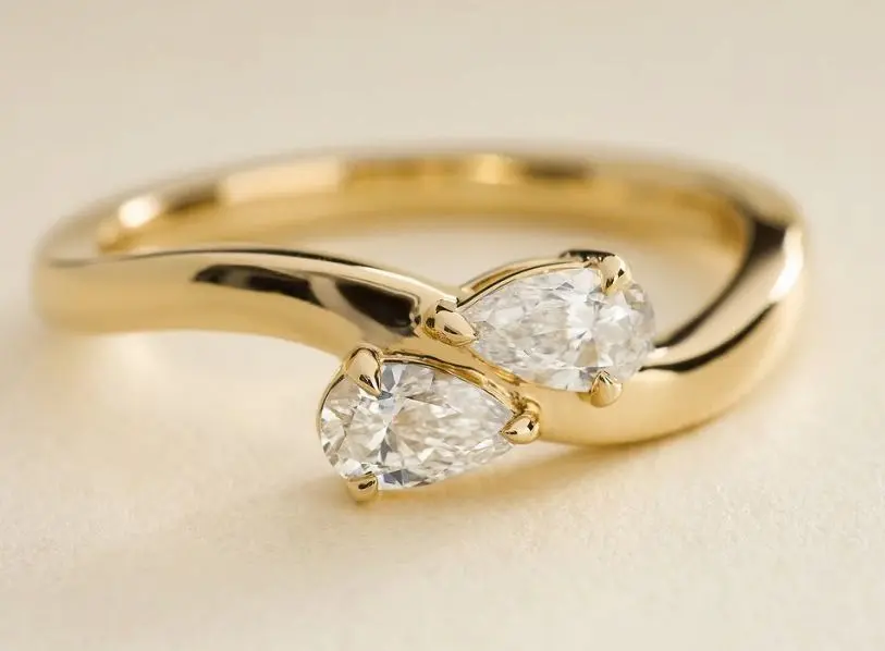 Anillos con diseño asimétrico doble