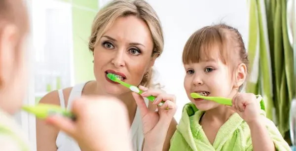 Hábitos diarios que mejoran cómo cuidar los dientes
