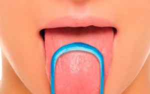 Cómo limpiar la lengua correctamente en 5 pasos fáciles