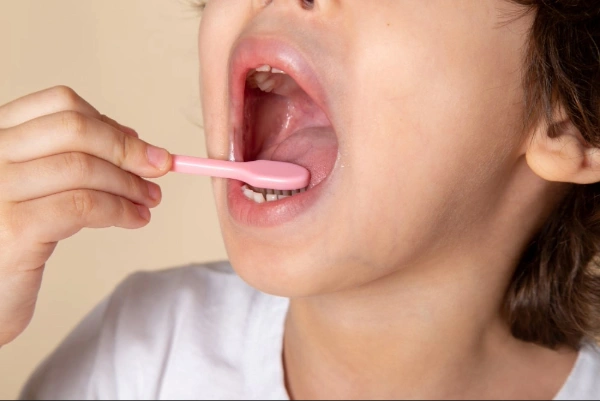 Errores comunes al limpiar la lengua que debes evitar
