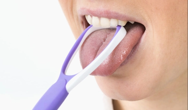 ¿Por qué es importante limpiar la lengua correctamente?