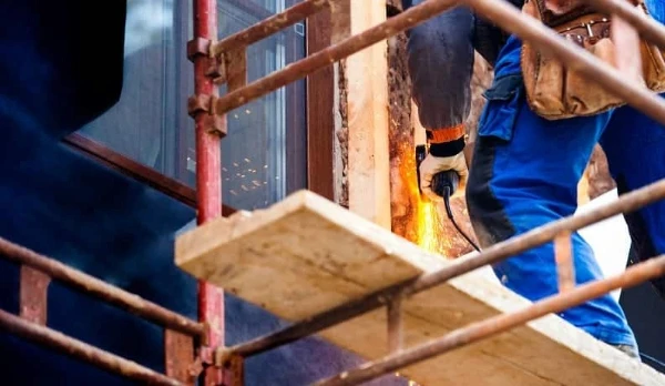 ¿Cuáles son las causas más comunes de los riesgos en la construcción?
